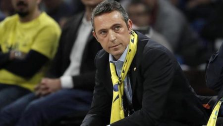 Ali Koç’un açıklamaları sonrası Fenerbahçe tribünlerinden tekrar tıpkı sloganlar atıldı