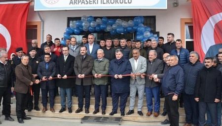 Kınık Arpaseki Köyü’ne Çocukları Sevindiren İkram