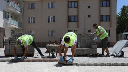 İnegöl’ün Çıkmaz Sokakları Fiyatsız Otoparka Dönüşüyor