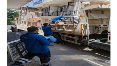 İzmir Büyükşehir Belediyesi meskeni ziyan gören aileyi Uzundere konutlarına taşıdı