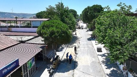 Didim Belediyesi Balat Mahallesi’nde Taş Döşeme Çalışmalarını Sürdürüyor