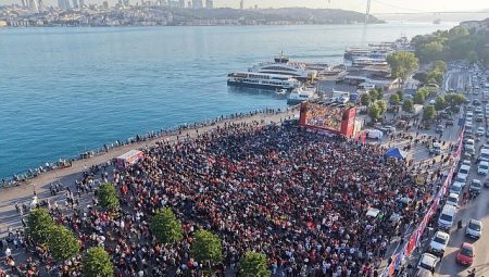 Dünya Kupası Coşkusu İstanbul’un Meydanlarına Taşındı