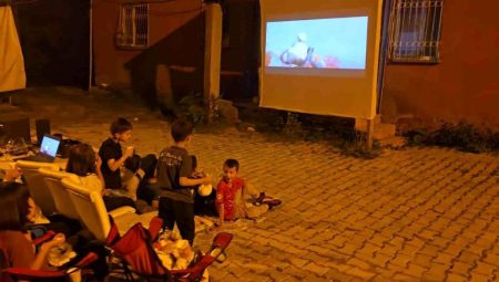 Hakkari’de dev ekranda sinema keyfi