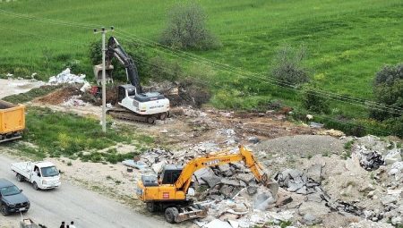 Vatandaş Bildirdi, Kaçak Moloz Dökülen Alan Temizlendi