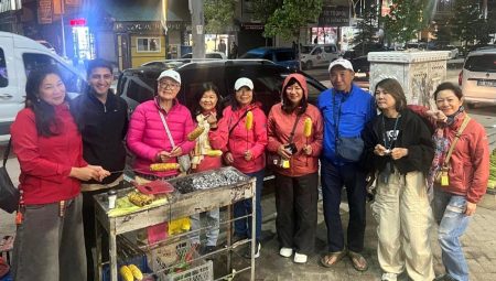 Yüksekova’da Taylandlı turistlere közde mısır ikramı yapıldı